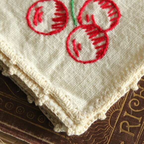 Vintage 1950s Napkin, Ivory Linen Embroidered with Cherries Doily - Picture 11 of 13